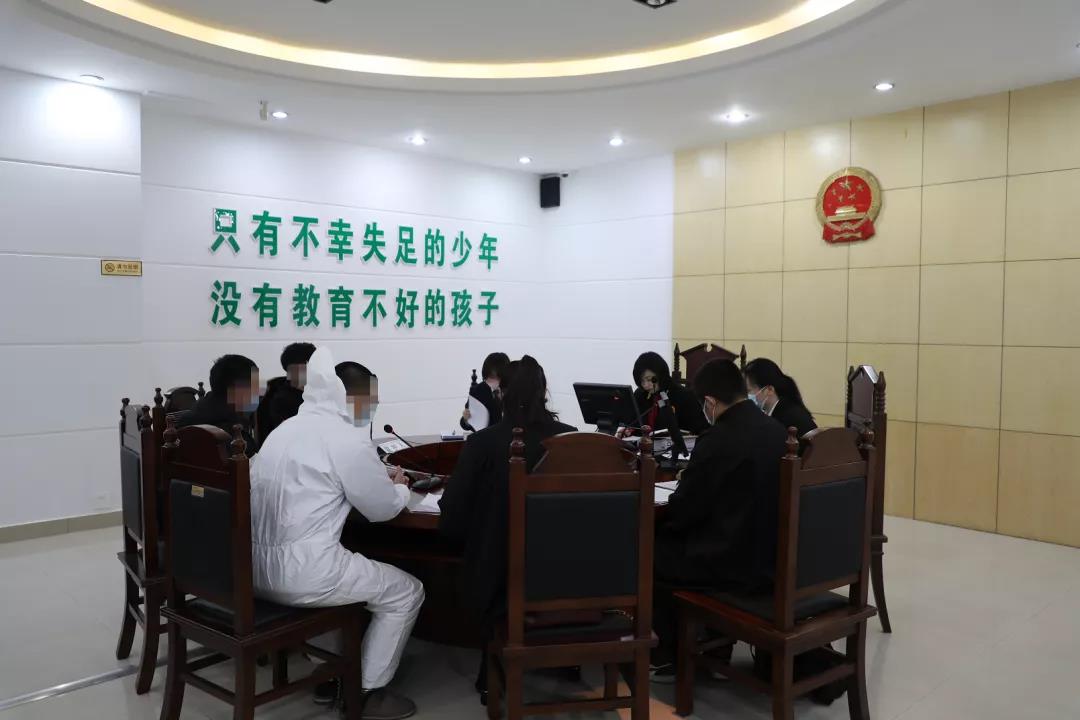 包头市九原区人民法院少年法庭庭审现场