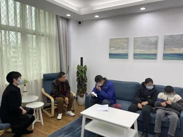承办法官胡阳和立法专家与当事家长孩子进行谈心