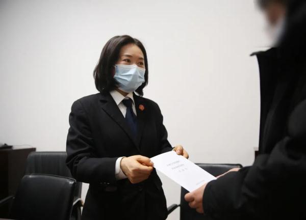 小夫妻闹离婚，孩子仅8个月大！法院发《告知书》：离婚了也要管好娃！