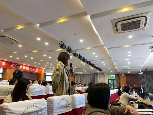 家长们讨论着对“双减”的理解,以及“双减”给自己家庭带来的变化