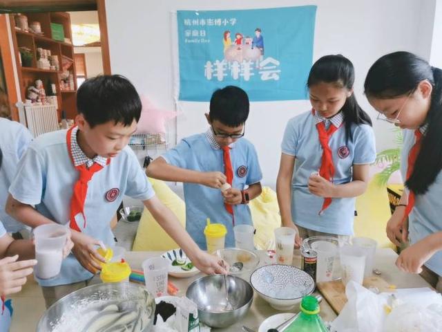 样样会,就是学习一些的生活技能,如炒菜、洗衣服等