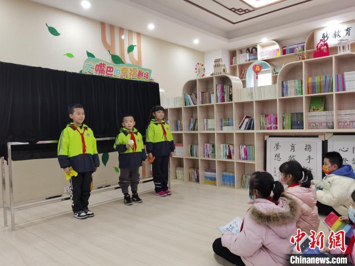 图为同学们观看自制节目,由学生社团的学生利用手工作品自编自演情景故事。 杨娜 摄