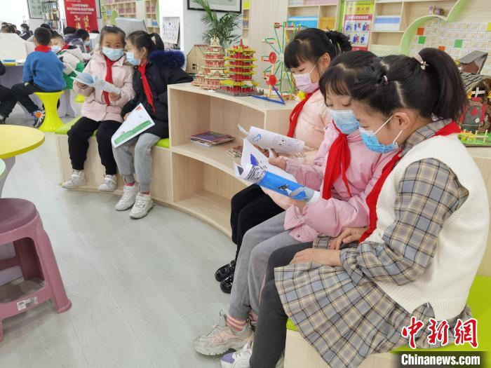 图为学生们一起观赏自制绘本。 杨娜 摄