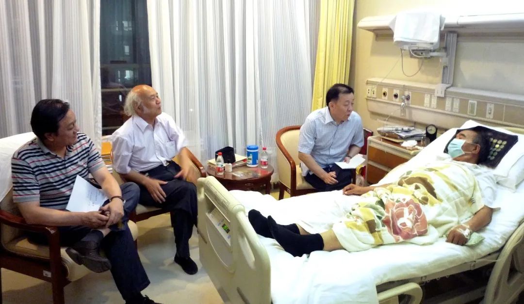 占祥主席住院期间驻会领导前往医院看望