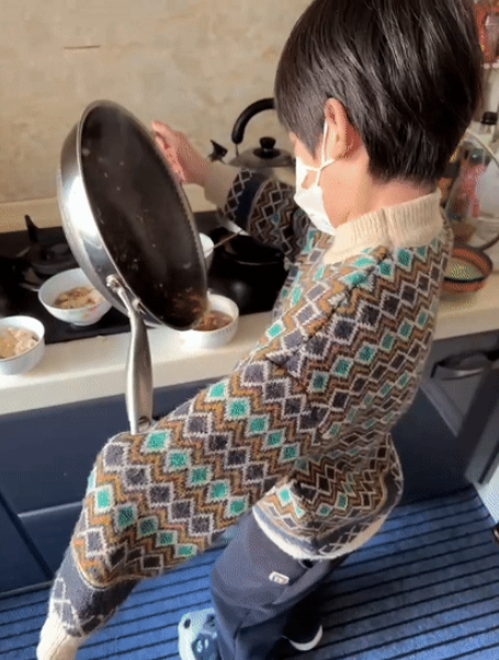 8岁独臂男孩为全家做早餐