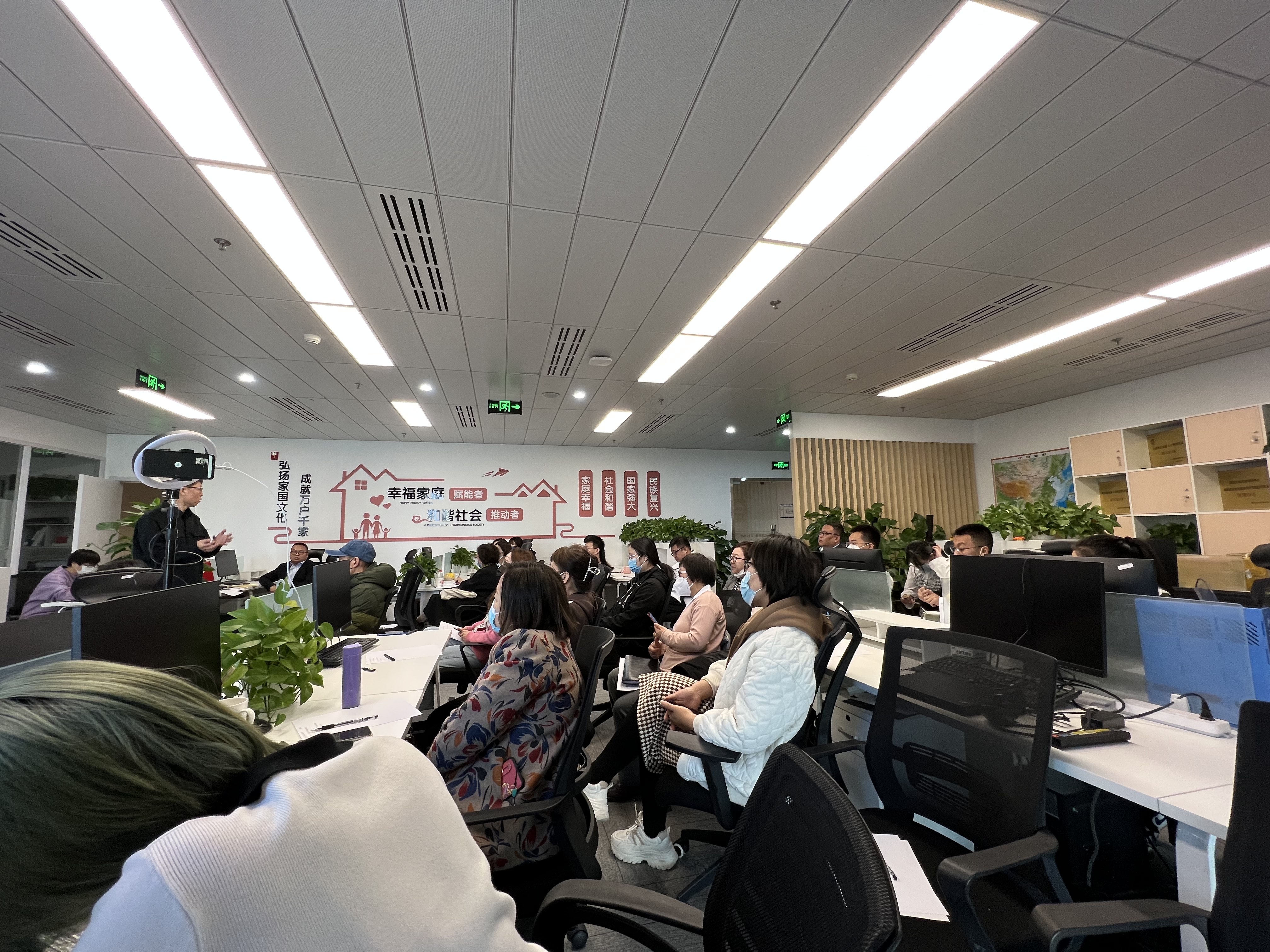 中华文化促进会家庭教育工作委员会“助力员工打造学习型家庭,促进企业和家庭共同发展”主题培训取得圆满成功